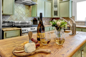 New Upscale Home close to Main St with Grill